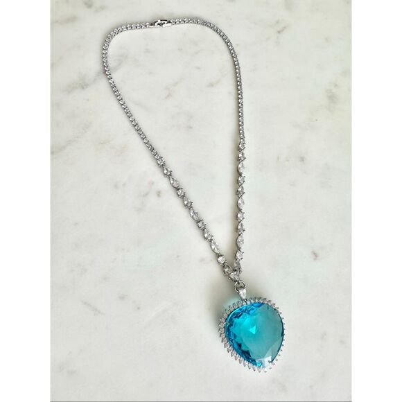 Large bright blue pendant cubic zirconia necklace - Picture 6 of 8